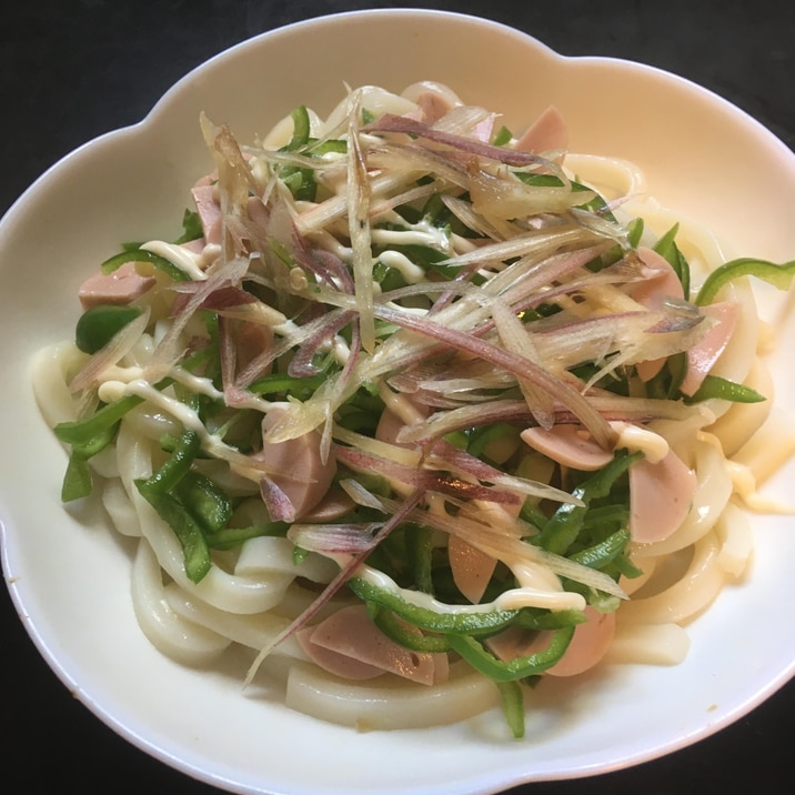 ピーマン、みょうが、魚肉の冷やしうどん